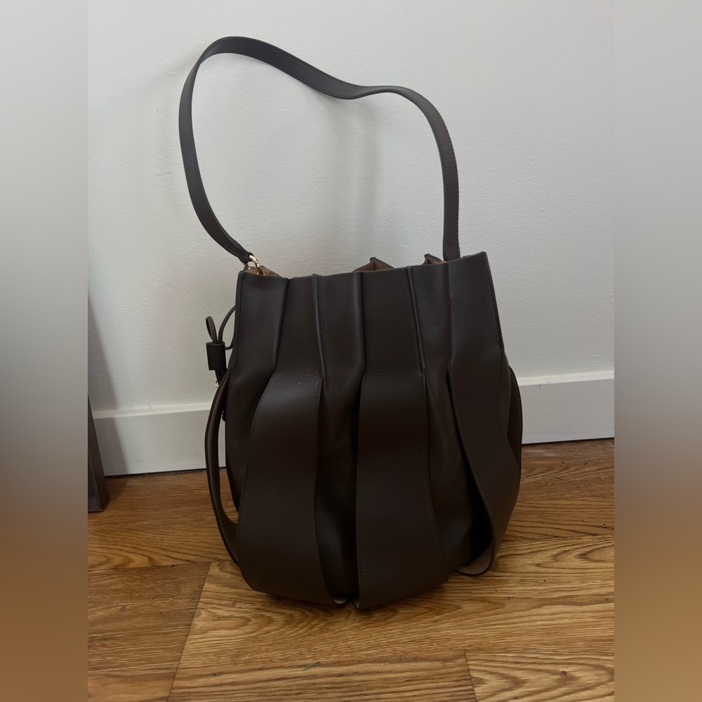 ULLA JOHNSON SS22 Lotus
Pleated Leather Bucket bag